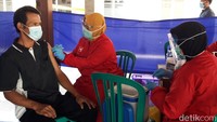 Vaksin di pasar hewan Jelok menyasar ke semua pedagang. Termasuk pada pedagang sapi dan blantik.