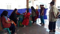 Dengan mengenakan sepatu boots, pedagang di pasar hewan Jelok mengikuti vaksin COVID-19.