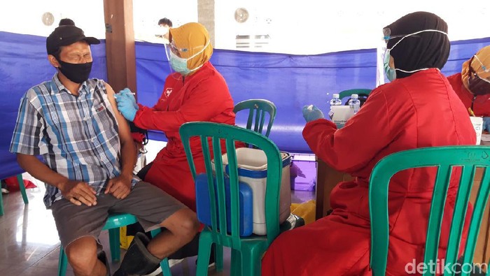 Sebanyak 800 pedagang di tiga pasar di Boyolali menjadi sasaran vaksinasi COVID-19. Vaksinasi dilaksanakan serentak hari ini, Sabtu (14/8).