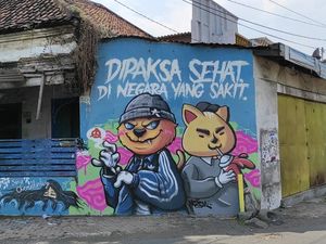 Satpol PP Cari Pembuat Mural Dipaksa Sehat di Negara yang Sakit