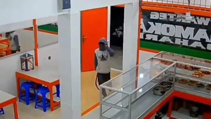 Viral video dua pria lakukan begal kepada penjaga warteg di Cipondoh, Kota Tangerang (Tangkapan Layar Video Viral)