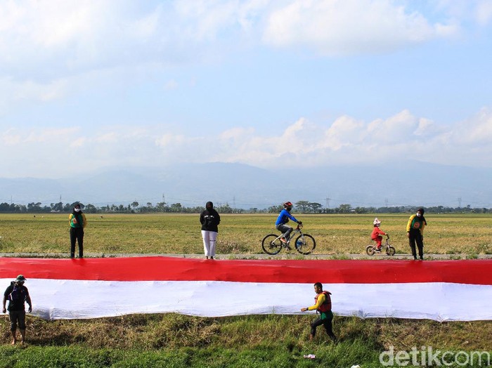 Warga Bentangkan Bendera Indonesia Sepnajnag 76 Meter