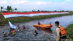 Wow, Bendera Merah Putih Sepajang 76 Meter Berkibar di Rancaekek
