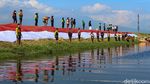 Wow, Bendera Merah Putih Sepajang 76 Meter Berkibar di Rancaekek