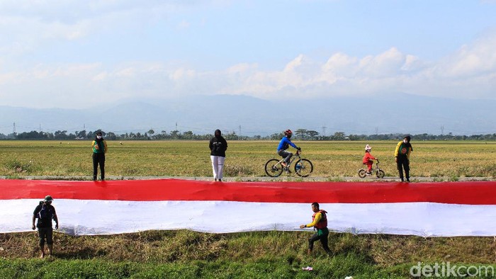 Wow, Bendera Merah Putih Sepajang 76 Meter Berkibar di Rancaekek Bendera merah putih sepanjang 76 meter terbentang di tepi Sungai Cikijing, Rancaekeke, Bandung. Panjang bendera dibuat sama dengan usia kemerdekaan RI.