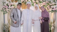 Tampaknya pasangan ini ingin melepas masa lalu dan menyongsong hari-hari bersama ke depan. (Foto: dok. Instagram @umi_yuni_syahla_aceh) 