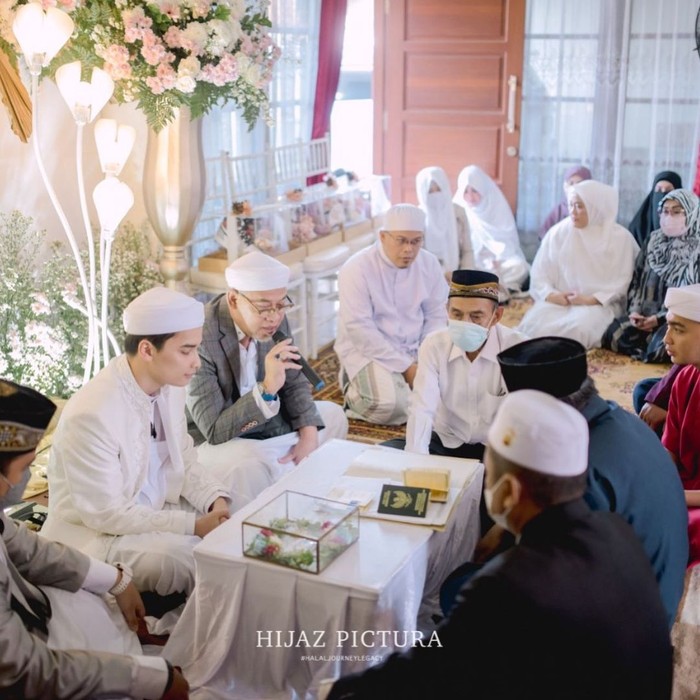 Alvin Faiz Alvin Faiz menikah dengan Henny Rahman.