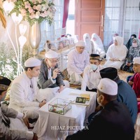 Momen pernikahan kedua Henny Rahman dan Alvin Faiz diabadikan oleh fotografer Hijaz Pictura. Suasana hangat terjadi saat keduanya mengadakan akad nikah di rumah yang dihadiri oleh keluarga terdekat. Foto: dok. Instagram @umi_yuni_syahla_aceh