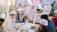 Prosesi akad nikah digelar tertutup dan hanya dihadiri oleh pihak keluarga saja. (Foto: dok. Instagram @umi_yuni_syahla_aceh) 