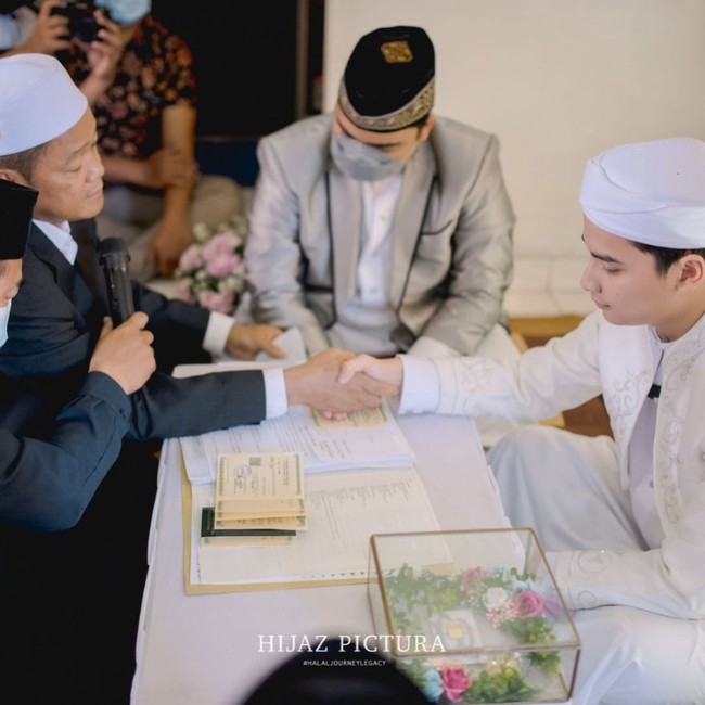 Warganet dihebohkan oleh kabar pernikahan anak pertama dari almarhum Ustaz Arifin Ilham, Muhammad Alvin Faiz yang menikah dengan Henny Rahman. Pasalnya dua bulan yang lalu, Alvin bercerai dengan Larissa Chou. Tak banyak yang mengetahui hubungan antara Alvin dan Henny.  Foto: dok. Instagram @umi_yuni_syahla_aceh
