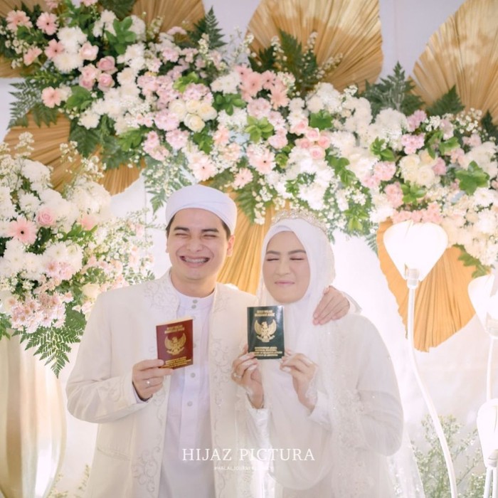 Alvin Faiz Alvin Faiz menikah dengan Henny Rahman.
