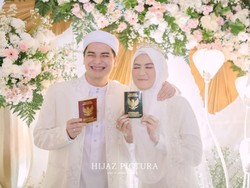Foto: Penampilan Cantik Serba Putih Henny Rahman Saat Dinikahi Alvin Faiz