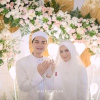 Tangan Henny Rahman saat menikah terlihat cantik dihiasi henna putih. Hiasan henna itu terlihat saat dia dan Alvin memperlihatkan cincin pernikahan mereka. Foto: dok. Instagram @umi_yuni_syahla_aceh