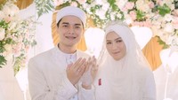 Dalam hari bahagianya, Alvin dan Henny tampil dalam balutan busana putih yang serasi. (Foto: dok. Instagram @umi_yuni_syahla_aceh) 