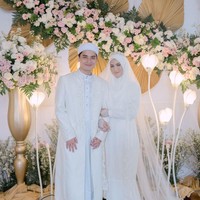 Henny Rahman sebelumnya juga kandas membina hubungan pernikahan dengan artis Zikri Daulay, sahabat Alvin. Henny dan Alvin lalu memutuskan menggelar acara pernikahan di Bogor, Sabtu (14/8/2021) dengan undangan yang sangat terbatas.  Foto: dok. Instagram @umi_yuni_syahla_aceh