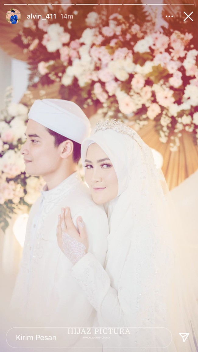 Memberikan kesan glamour, mahkota kecil warna silver dikenakan oleh Henny Rahman di hari pernikahannya dengan Alvin Faiz.  Foto: Instagram Alvin Faiz