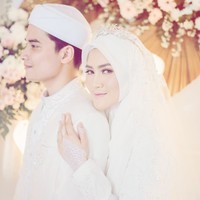 Memberikan kesan glamour, mahkota kecil warna silver dikenakan oleh Henny Rahman di hari pernikahannya dengan Alvin Faiz.  Foto: Instagram Alvin Faiz