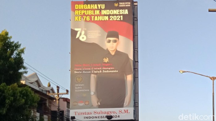 Baliho pria misterius bergaya bak Bung Karno di balik baliho Puan Maharani di Jalan Yogya-Solo, di selatan simpang empat Klaten.
