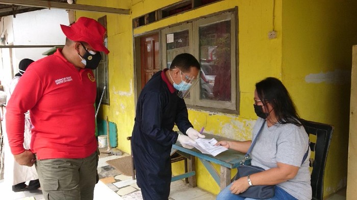 BIN Banten Door to Door Vaksinasi Warga Bantaran Kali Cilegon (Foto: M Iqbal/detikcom)