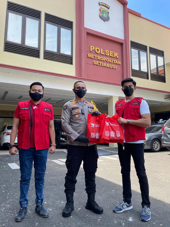 Sekelompok orang yang mengatas namakan Milenial Merah Putih menyerahkan bingkisan sembako kepada kapolsek Setiabudi, kompol Beddy Suwendi untuk diserahkan kepada warga disekitar kawasan Setiabudi Jakarta Selatan yang terdampak pandemi. Turut hadir dalam acara tersebut Wasekjen Milenial Merah Putih (MMP) Mohammad Erlangga.