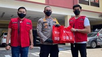 Milenial Merah Putih menyerahkan bingkisan sembako kepada kapolsek Setiabudi, kompol Beddy Suwendi untuk diserahkan kepada warga disekitar kawasan Setiabudi Jakarta Selatan yang terdampak pandemi.