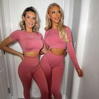 Dikatakan jika sejak berusia 18 tahun, Lauren sering menerima komentar bahwa ibunya awet muda. Banyak orang yang tidak percaya bahwa Cheryl adalah orangtua Lauren yang tentu membuat sang ibu tersanjung. Cheryl pun berterima kasih Lauren membuat Instagram-nya kini semakin banyak follower. Foto: Instagram @cheryljarvisss