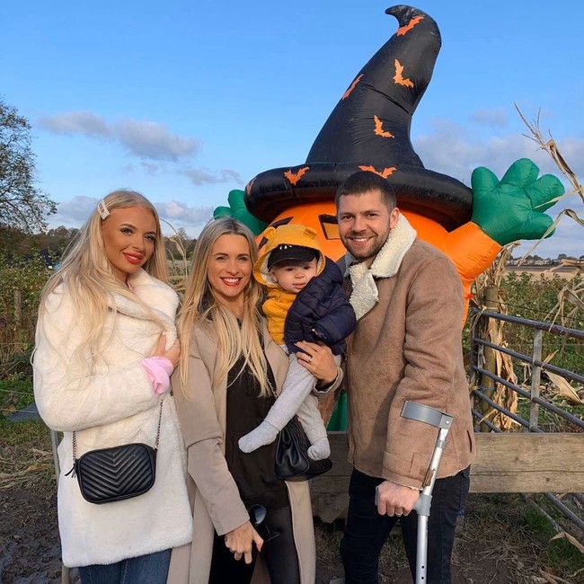 Lauren benar-benar membantu terlihat muda karena dia memberi saran fashion terbaik dan menunjukanku produk-produk kecantikan apa yang harus aku beli. Tas makeupnya lebih besar dariku jadi aku lebih memilih dia mendandaniku, tutur Cheryl. Foto: Instagram @cheryljarvisss