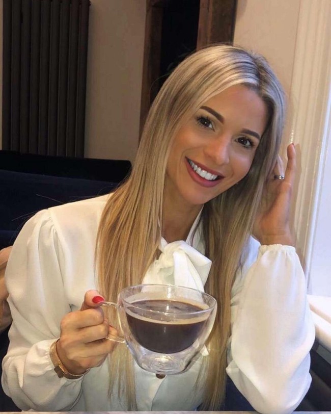 Ibu dua anak tersebut mengaku senang dengan pujian orang-orang. Cheryl yang 41 tahun ini mengaku memang menjaga penampilan. Selain perawatan wajah dan tubuh, gaya fashion menurutnya juga berpengaruh. Berkat anaknya, ia pun bisa tampil lebih muda. Foto: Instagram @cheryljarvisss