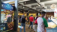 Di area suvenir misalnya, tak sedikit pengunjung yang datang untuk berbelanja buah tangan hingga oleh-oleh. 