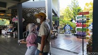 Namun, pengelola juga tetap mengontrol arus keluar masuk kendaaraan menuju resto dan memastikan semua berlangsung sesuai prokes. 