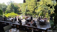 Wisatawan yang mampir ke restoran terpantau cukup ramai hingga.