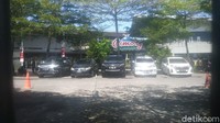 Jelang hari terakhir perpanjangan PPKM yang akan jatuh Senin besok (16/8), kawasan wisata Puncak terbukti tetap diminati oleh traveler. 