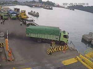 Detik-detik Truk di Merak Seruduk Motor Lalu Terjun ke Laut