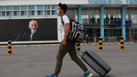 Mereka datang ke bandara untuk meninggalkan Afghanistan dan mencari suaka ke luar negeri di tengah ancaman gerilya kelompok Taliban yang kian dekat ke Ibu Kota Afghanistan. AP Photo/Rahmat Gul