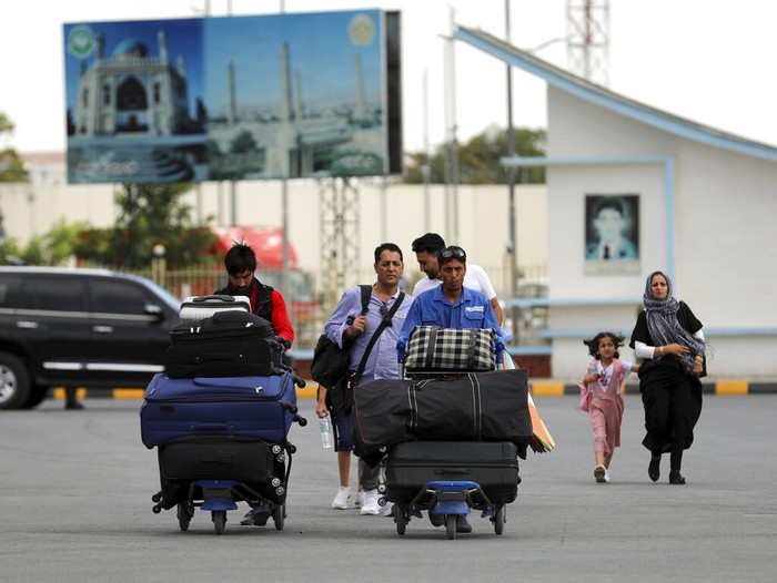 Bandara di Kabul ramai didatangi warga. Mereka ramai-ramai tinggalkan Ibu Kota Afghanistan di tengah gerilya kelompok Taliban yang kian dekat ke Kabul.