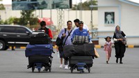 Bandara di Kabul ramai didatangi warga. Mereka ramai-ramai tinggalkan Ibu Kota Afghanistan di tengah gerilya kelompok Taliban yang kian dekat ke Kabul. Foto: AP Photo