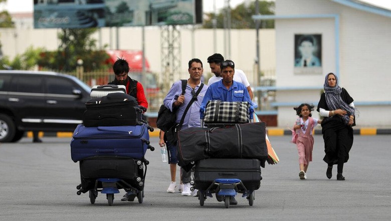 Dibayangi Taliban, Warga Ramai-ramai Tinggalkan Afghanistan Bandara di Kabul ramai didatangi warga. Mereka ramai-ramai tinggalkan Ibu Kota Afghanistan di tengah gerilya kelompok Taliban yang kian dekat ke Kabul.