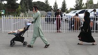 Diketahui kontingen awal tentara AS tiba di Afghanistan pada Jumat (13/8). Kedatangan mereka mendorong peningkatan operasi AS di tanah Afghanistan. Hingga pekan ini, hampir 4.200 orang masih bekerja di Kedutaan Besar AS di Kabul. AP Photo/Rahmat Gul 