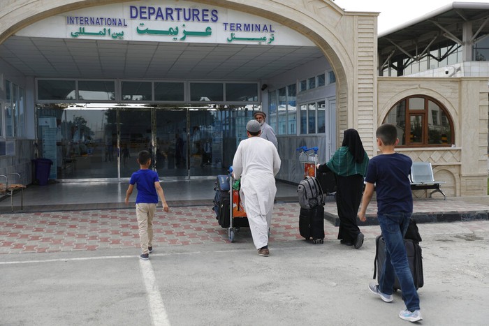 Dibayangi Taliban, Warga Ramai-ramai Tinggalkan Afghanistan Bandara di Kabul ramai didatangi warga. Mereka ramai-ramai tinggalkan Ibu Kota Afghanistan di tengah gerilya kelompok Taliban yang kian dekat ke Kabul.