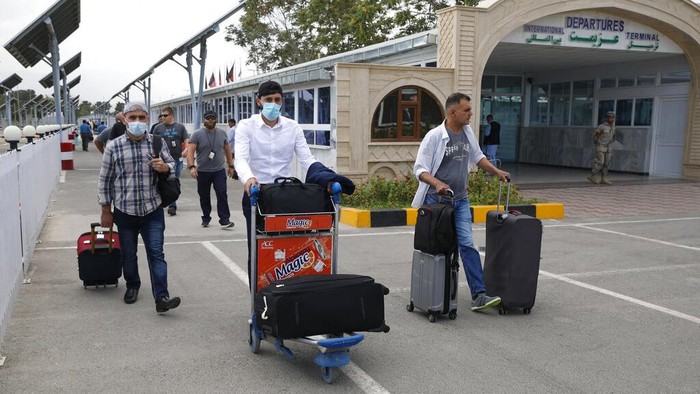 Dibayangi Taliban, Warga Ramai-ramai Tinggalkan Afghanistan Bandara di Kabul ramai didatangi warga. Mereka ramai-ramai tinggalkan Ibu Kota Afghanistan di tengah gerilya kelompok Taliban yang kian dekat ke Kabul.