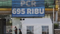 Padahal, pemerintah melalui Kemenkes telah menetapkan tarif batas tertinggi untuk swab PCR mandiri sebesar Rp 900 ribu. ANTARA FOTO/Hafidz Mubarak A.