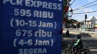 Hal itu sontak menjadi sorotan publik. Berbagai kalangan mendesak Pemerintah menurunkan harga tes PCR. ANTARA FOTO/Hafidz Mubarak A.