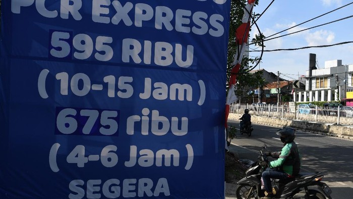 Disorot Gegara Mahal, Jokowi Minta Biaya Tes PCR Maksimal Rp 550 Ribu Presiden Joko Widodo (Jokowi) memerintahkan agar harga tes PCR diturunkan. Jokowi meminta agar biaya tes PCR di kisaran Rp 450-550 ribu.