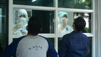 Presiden Joko Widodo (Jokowi) pun kemudian buka suara. Ia memerintahkan agar harga tes PCR diturunkan. Jokowi meminta agar biaya tes PCR di kisaran Rp 450-550 ribu. ANTARA FOTO/Ampelsa. 