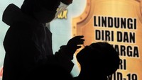 Melansir CNN Indonesia, Kementerian Kesehatan Indonesia pun akan segera merevisi dan menerbitkan aturan baru terkait batasan tertinggi tarif tes PCR. Direktur Pencegahan Pengendalian Penyakit Menular Langsung (P2PML) Kemenkes Siti Nadia Tarmizi mengatakan, perubahan itu bakal mengikuti perintah Presiden Joko Widodo (Jokowi) untuk menurunkan standar harga PCR test menjadi Rp450-550 ribu. ANTARA FOTO/Adwit B Pramono.