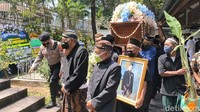 Diketahui, jenazah KGPAA Mangkunegara IX diberangkatkan ke Astana Giri Layu setelah sebelumnya disemayamkan sementara di Ndalem Agung Pura Mangkunegaran Solo.