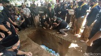Setelah doa selesai, dilanjutkan dengan prosesi tabur bunga.