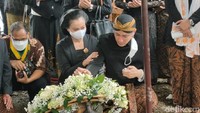 Putra sulung KGPAA Mangkunegara IX, GBH Paundrakarna Sukma Putra tampak bersedih melepas pemakaman sang ayah di Astana Giri Layu, Karanganyar. Paundra tampak beberapa kali melepas maskernya untuk mengusap air mata.
