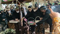 Sejumlah mawar putih juga sempat diberikan oleh Gusti Kanjeng Mangkunegara IX Prisca Marina Haryogi Supardi dan putra-putrinya, GPH Bhre Cakrahutomo Wira Sudjiwo dan GRA Ancilla Sura Sudjiwo di atas pusara Mangkunegara IX. Bunga mawar putih itu diletakkan secara bergantian dimulai oleh Gusti Prisca, Gusti Sura, dan Gusti Bhre. Setelah itu, tabur bunga dilakukan oleh keluarga maupun kerabat Mangkunegara IX. Prosesi pemakaman pun usai dan ditutup dengan foto bersama. Untuk diketahui, KGPAA Mangkunegara IX wafat pada Jumat (13/8), pukul 02.50 WIB di Jakarta. Pemilik nama kecil Sudjiwo Kusumo itu wafat di usia 70 karena sakit.