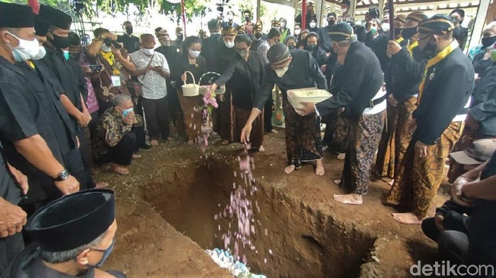 Duka Selimuti Pemakaman KGPAA Mangkunegara IX di Astana Giri Layu Jenazah KGPAA Mangkunegara IX dimakamkan di Astana Giri Layu, Matesih, Karanganyar hari ini. Keluarga turut melepas jenazah dan melakukan tabur bunga.